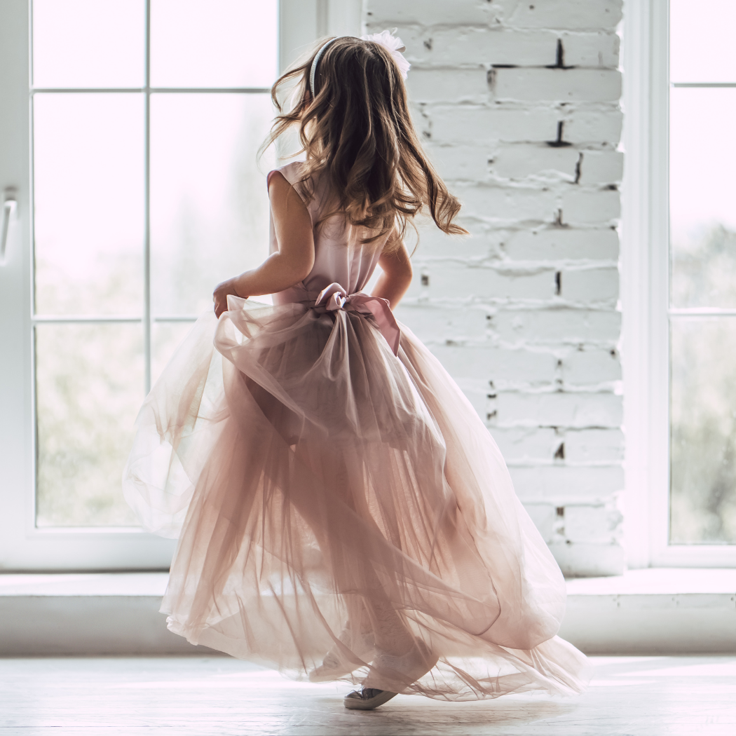 Jaka sukienka na wesele dla dziewczynki? Zobacz najpiękniejsze sukienki dla dziewczynek na tę okazję